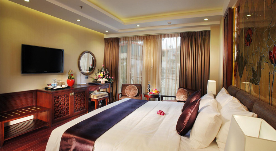 Golden Silk Hotel + Pelican Cruise from $220/pp